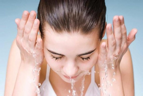 Rửa mặt sạch để tránh bụi bẩn áp lên mặt