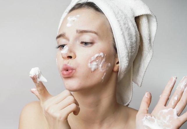 Để có làn da trong sáng bạn nên rửa sạch mặt mỗi ngày