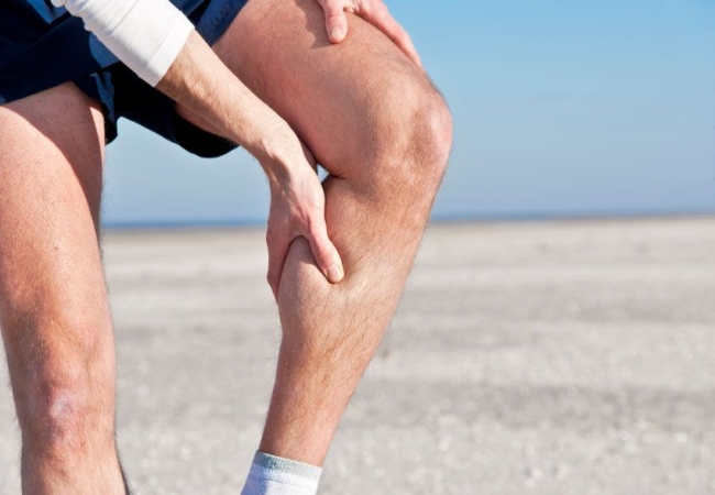 Đau mỏi chân có thể là do tập thể dục quá mức hoặc không có thời gian giảm cơ gây ra cơn đau